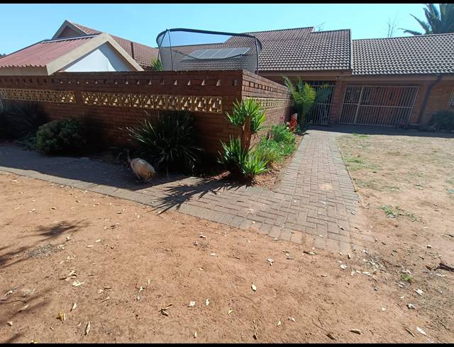 3 BEDROOM HOUSE TO LET IN FLORA GARDENS